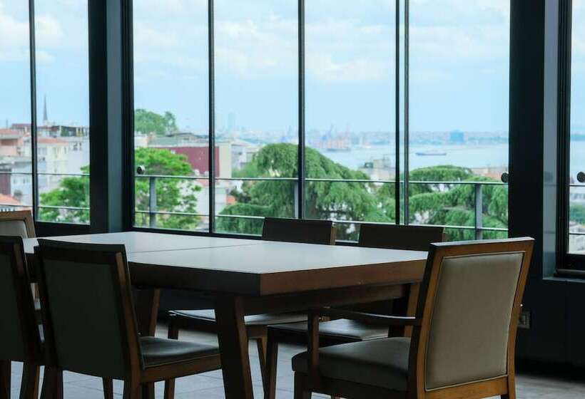 Deluxe Suite, Tomtom Suites