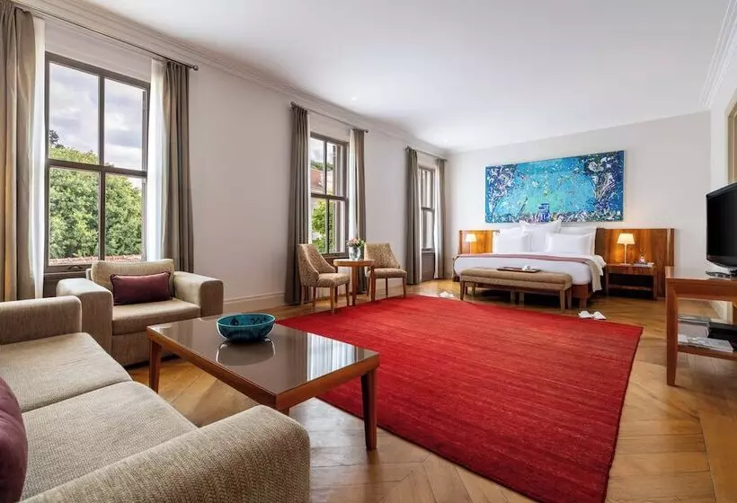 Superior Suite, Tomtom Suites