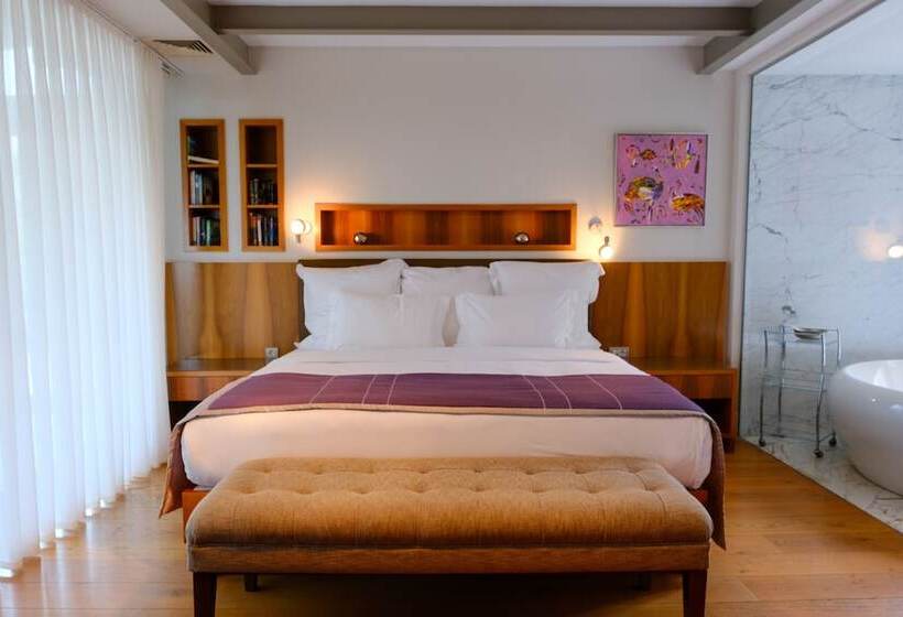 Deluxe Suite, Tomtom Suites