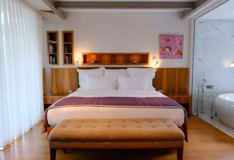 Deluxe Suite, Tomtom Suites