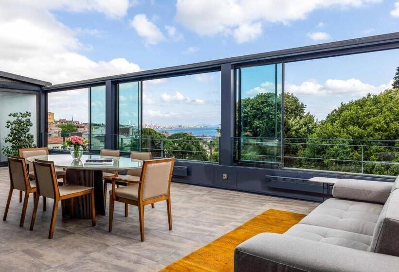 Deluxe Suite, Tomtom Suites