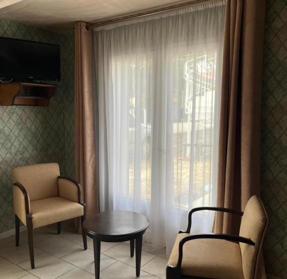 Дом 1 Спальня, Les Wyllos