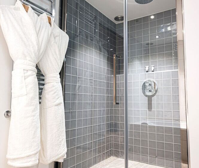 スタンダードルーム, Voulezvous By Les Etincelles