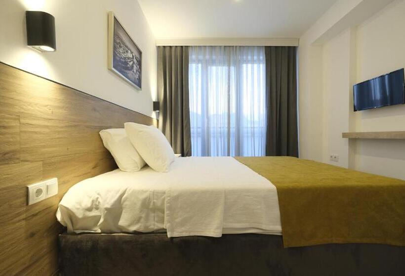 Camera Standard, Tut