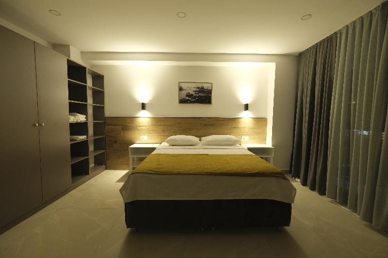 اتاق خانوادگی, Tut