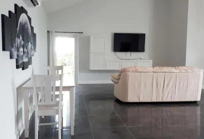 اتاق لوکس با چشم‌انداز دریا, Secluded And Modern Beachfront House