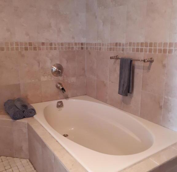 اتاق لوکس با چشم‌انداز دریا, Secluded And Modern Beachfront House