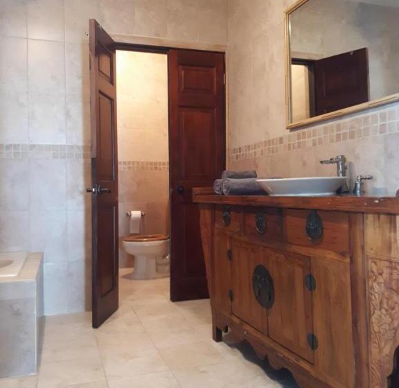 اتاق لوکس با چشم‌انداز دریا, Secluded And Modern Beachfront House