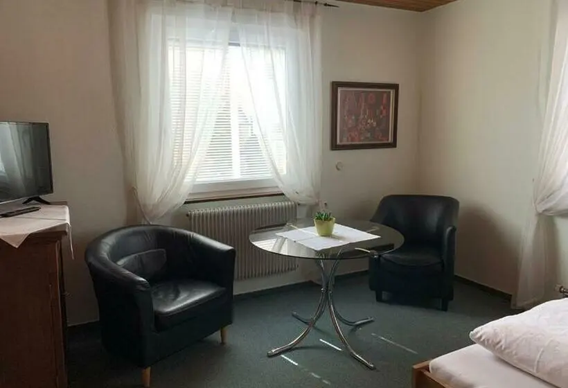 Standard Kolmen Hengen Huone, Garni Siedlerstube