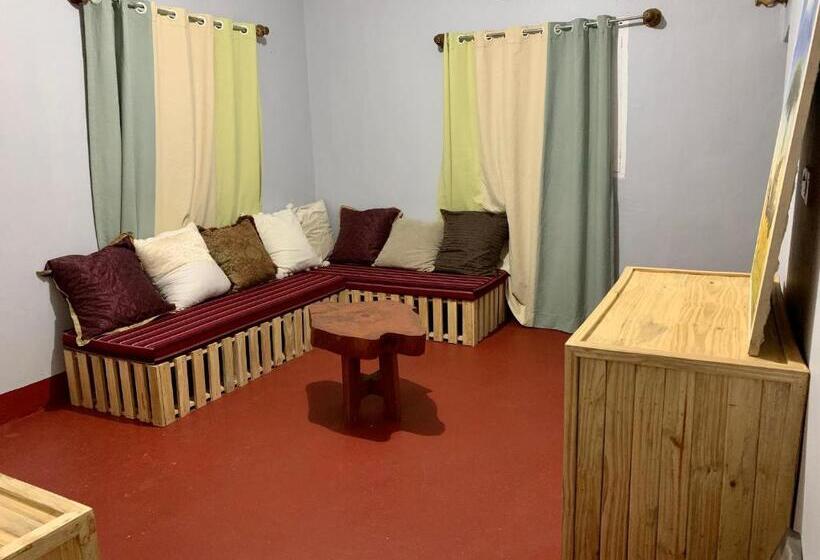 패밀리 방갈로, Pazuri Hostel