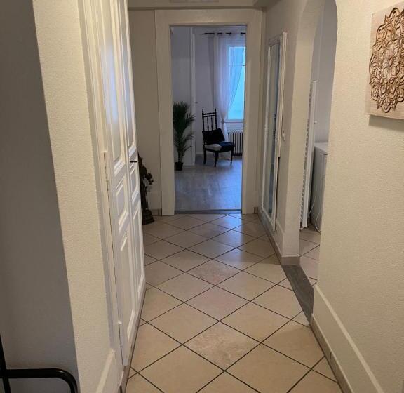 1 Bedroom Apartment Lake View, La Maison Bleue à 2 Pas Du Lac Du Neuchâtel