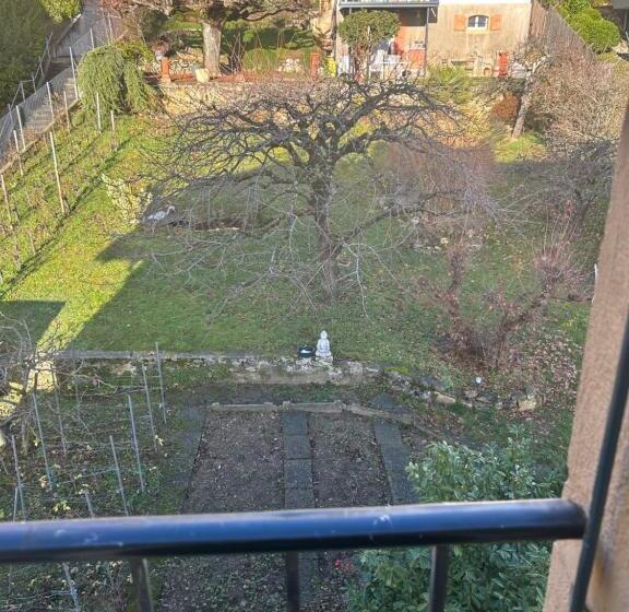 1 Bedroom Apartment Lake View, La Maison Bleue à 2 Pas Du Lac Du Neuchâtel