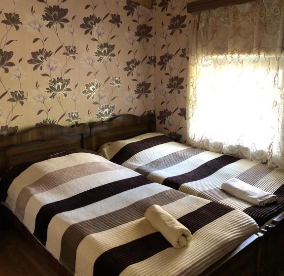 اتاق لوکس, Old House