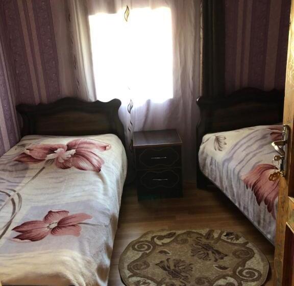 اتاق لوکس, Old House