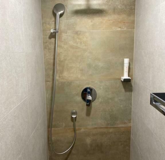 דירת חדר נוף לגינה, Arletti