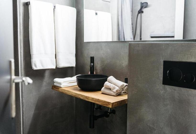 Номер Deluxe, Hemma