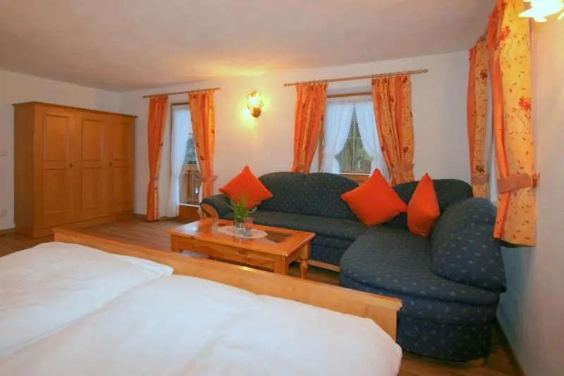 Quarto Triplo Standard com Balcão, Knotzenlehen