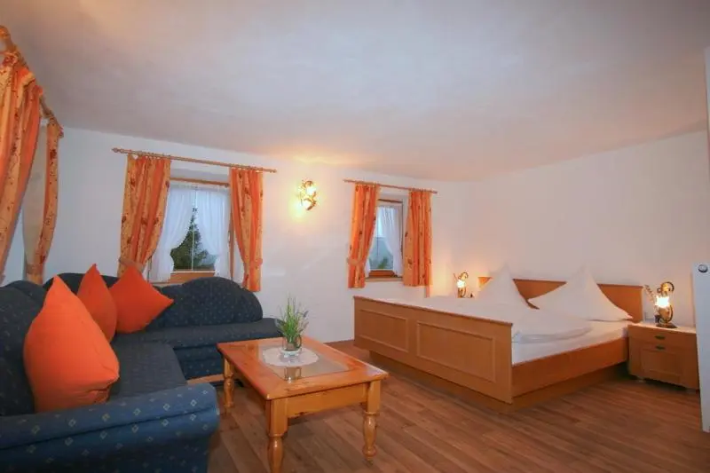 Quarto Triplo Standard com Balcão, Knotzenlehen