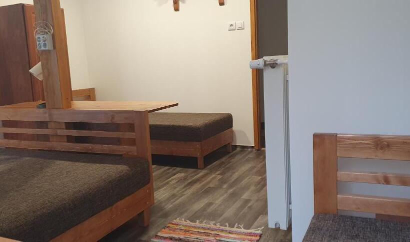 Economy Quadruple Room, Fehérkőlápa Turistaház Panzió
