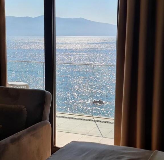 豪华海景房带阳台, Aross