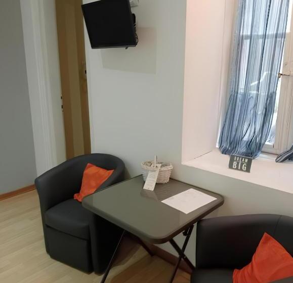 اتاق کلاسیک سه تخته, Brioni