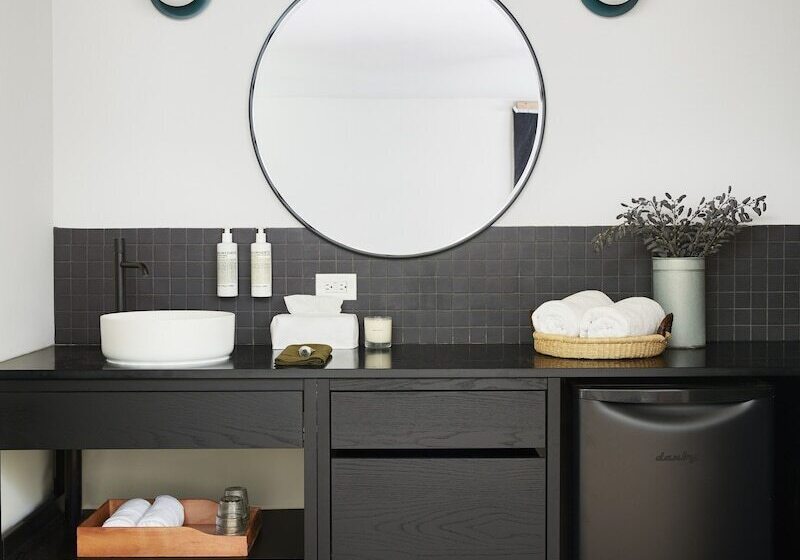 Lakosztály, Somewhere Inn Calabogie