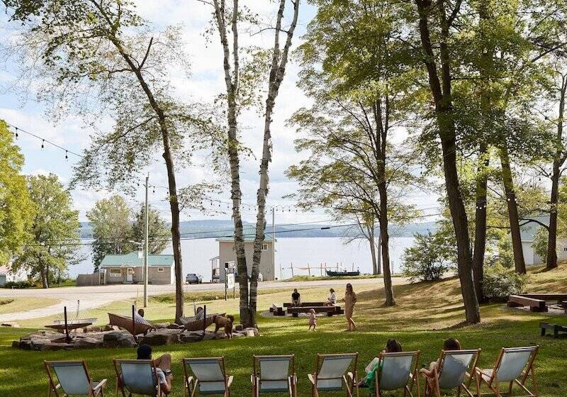 Standard Szoba King Size Bed, Somewhere Inn Calabogie