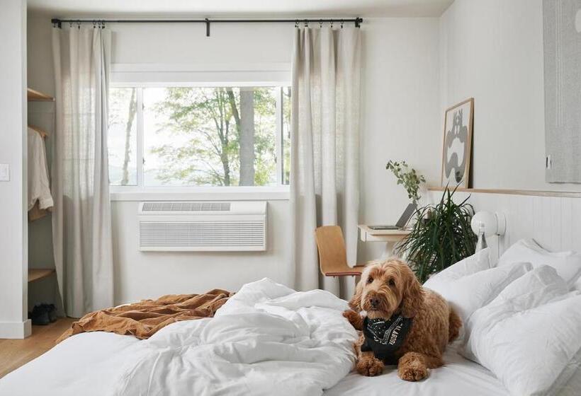 Standard Szoba King Size Bed, Somewhere Inn Calabogie