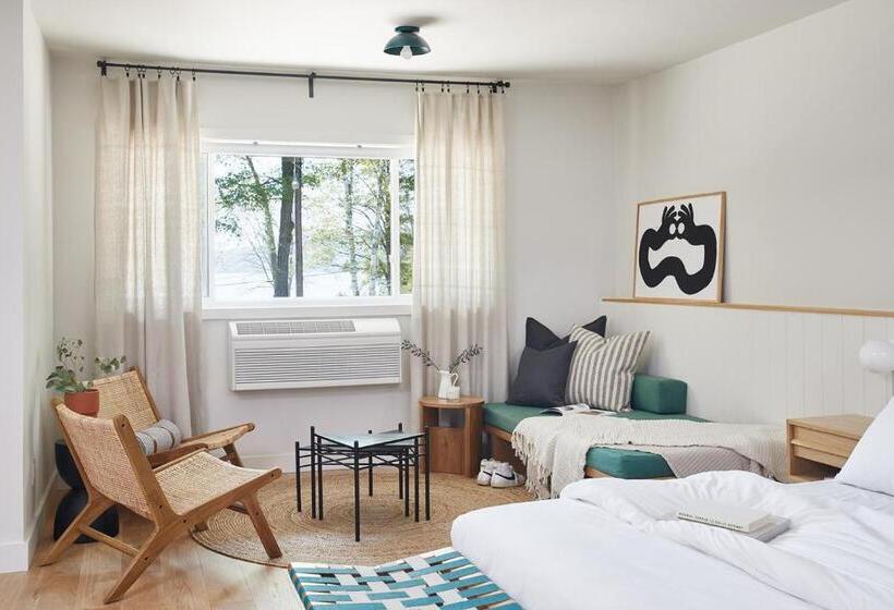 Lakosztály, Somewhere Inn Calabogie