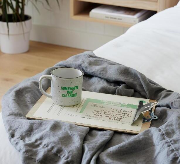 Lakosztály, Somewhere Inn Calabogie