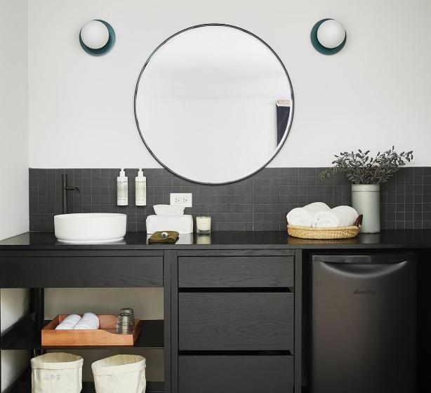 Lakosztály, Somewhere Inn Calabogie