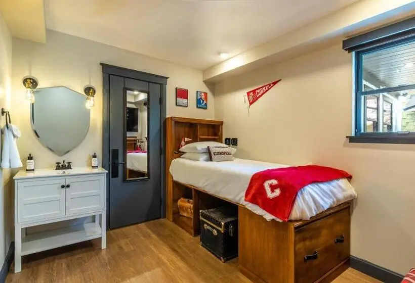 اتاق استاندارد یک نفره, The Dorm