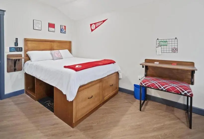 اتاق لوکس, The Dorm