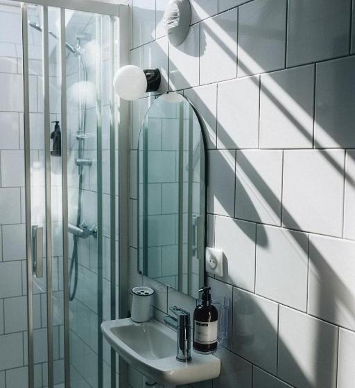 家庭间, Les Chouettes Hostel