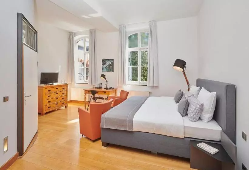 Bisneshuone, Mutterhaus Düsseldorf