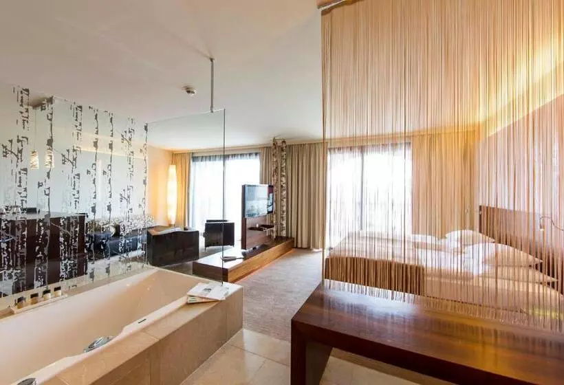 اتاق لوکس با چشم‌انداز دریاچه, Das Seepark Wörthersee Resort