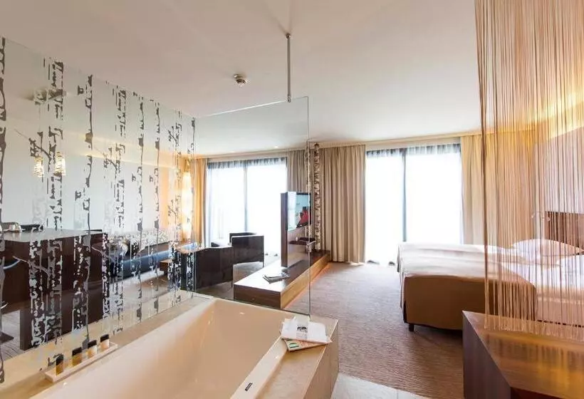اتاق لوکس با چشم‌انداز دریاچه, Das Seepark Wörthersee Resort