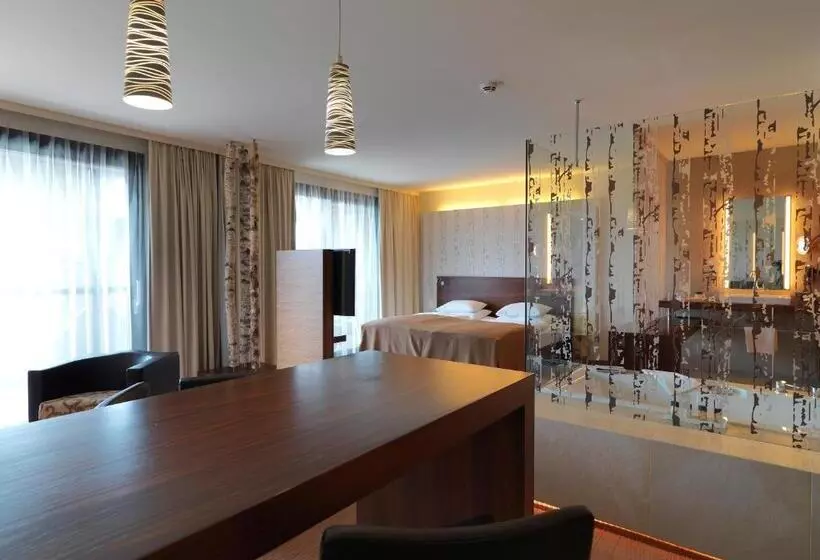 اتاق لوکس با چشم‌انداز دریاچه, Das Seepark Wörthersee Resort