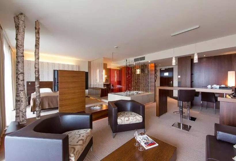 اتاق لوکس با چشم‌انداز دریاچه, Das Seepark Wörthersee Resort