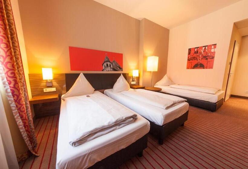 Номер Стандарт Трехместный, Novina Hotel Tillypark