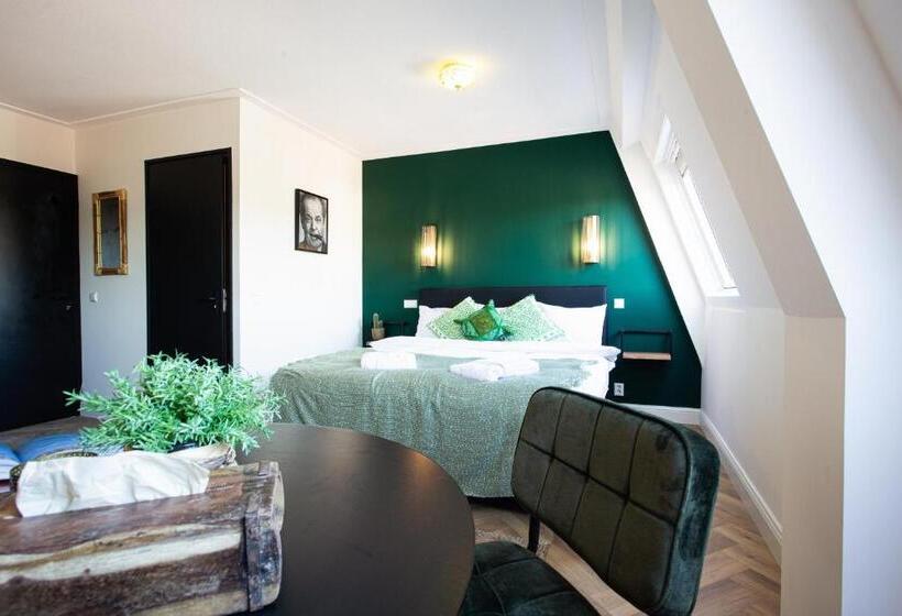 غرفة ديلوكس رباعية, Snouck Van Loosen