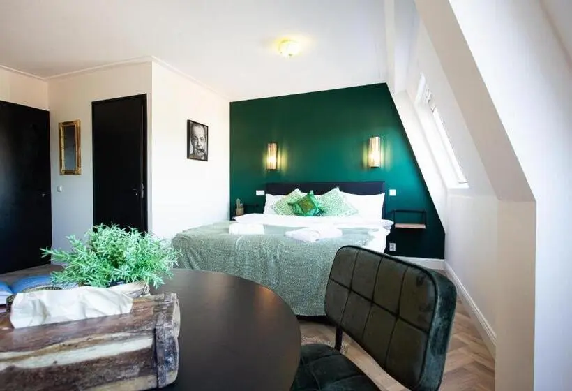 デラックスの４人部屋, Snouck Van Loosen