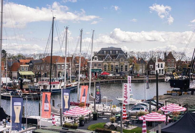 غرفة قياسية مطلة على المدينة, Snouck Van Loosen