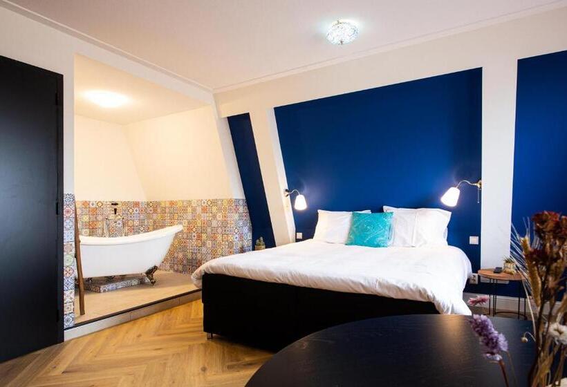 جناح ديلوكس, Snouck Van Loosen