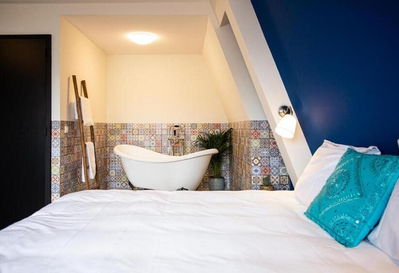 جناح ديلوكس, Snouck Van Loosen