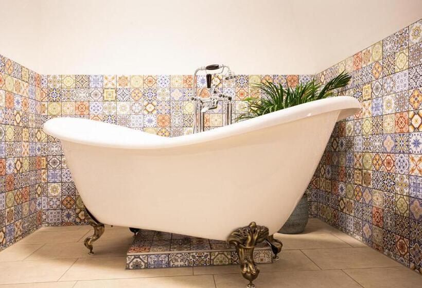 جناح ديلوكس, Snouck Van Loosen