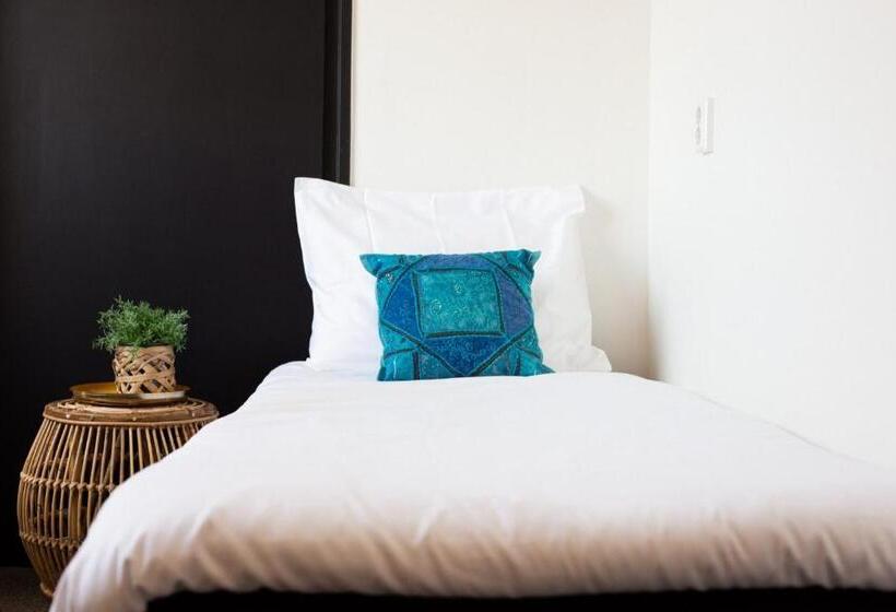 غرفة ديلوكس ثلاثية, Snouck Van Loosen