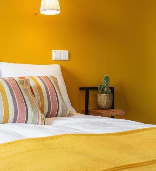 غرفة ديلوكس ثلاثية, Snouck Van Loosen