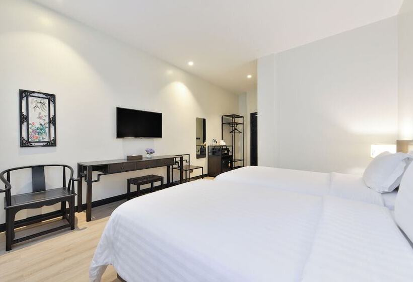 اتاق لوکس, Old Thai Heng