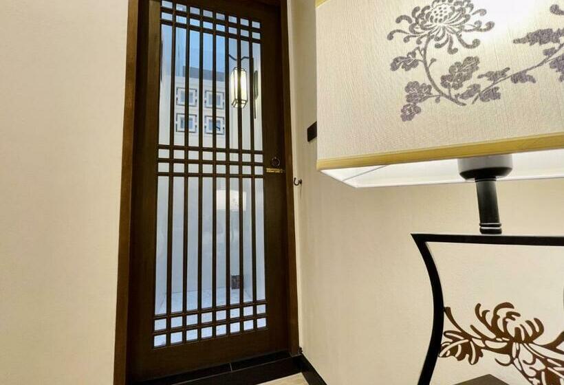 اتاق استاندارد سه نفره, Old Thai Heng